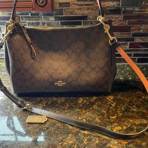 Authentic Coach Signature Bag. Used once
EUC.